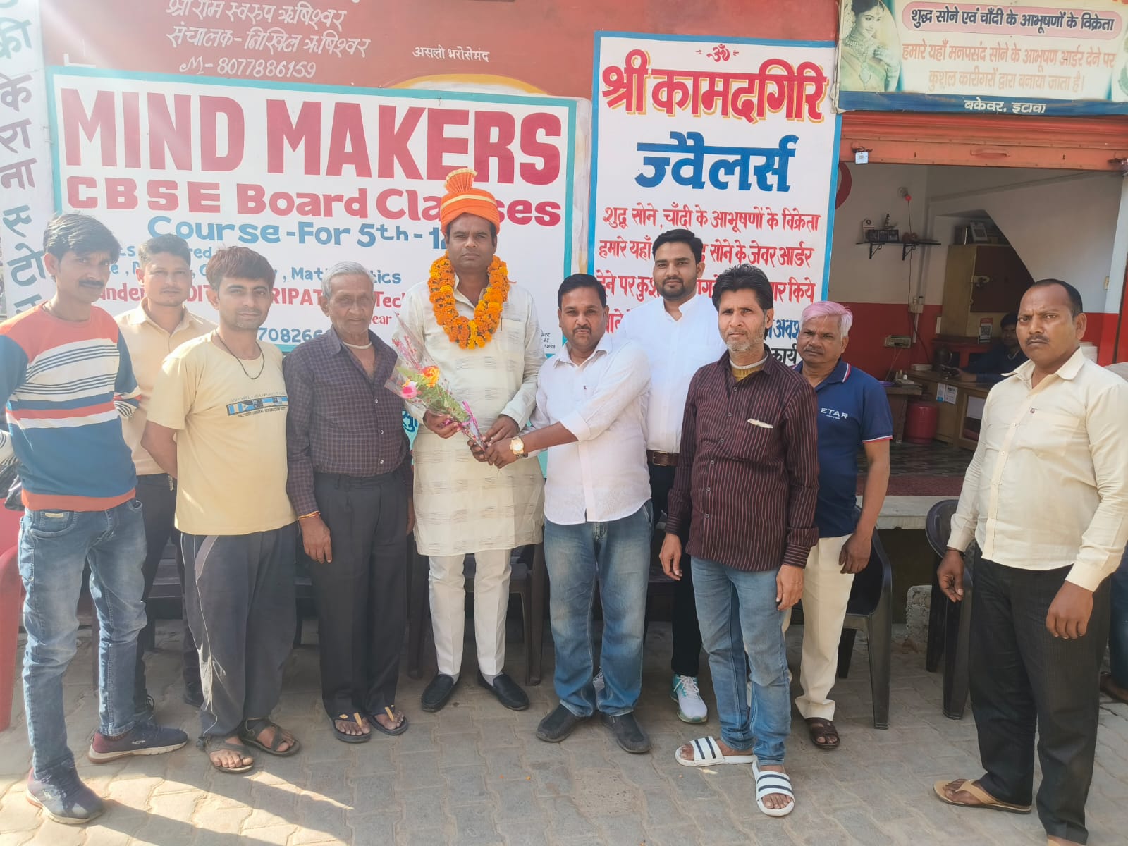 ऊंचा टोला मोहल्ला में पेयजल आपूर्ति पहुँचने पपर लोगों ने चेयरमैन का किया अभिनंदन