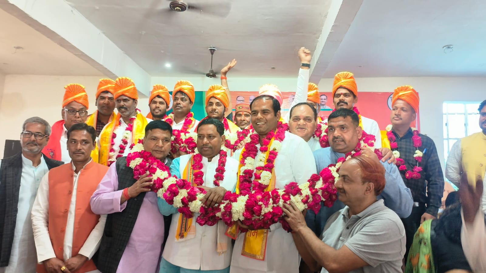 लखना गेस्ट हाउस मे सांसद प्रो. राम शंकर कठेरिया के समक्ष बीजेपी मे सदस्यता लेते चेयरमैन विवेक यादव सन्नी व प्रधान