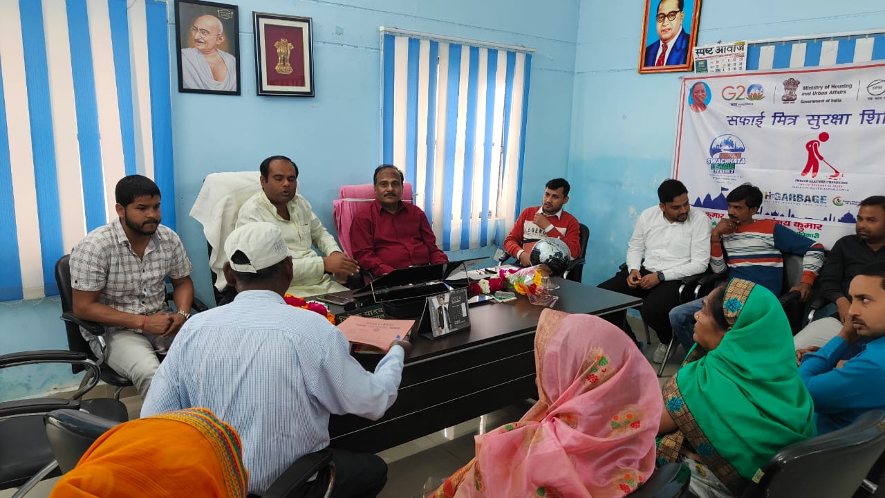 इटावा संवाद: बकेवर नगर पंचायत मे ईओ के चार्ज लेने का आदेश होते ही अनन - फनन मे बोर्ड बैठक ली.. 6 प्रस्ताव सर्व सहमित से हुए पास