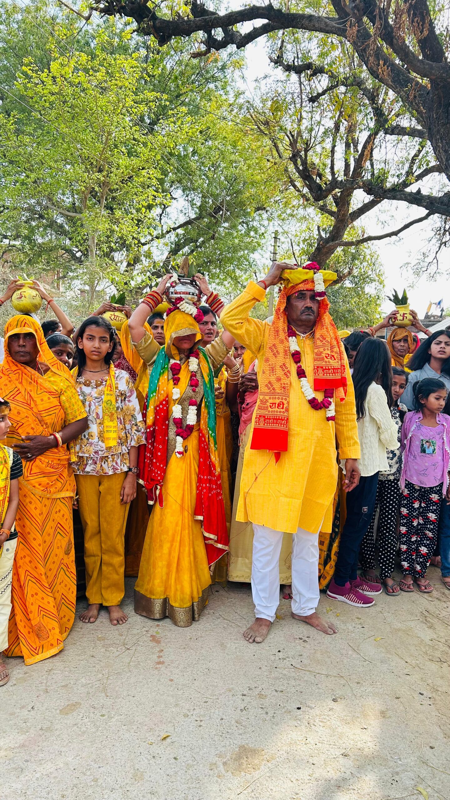 ग्राम नगला कले में कलश यात्रा निकालते परीक्षित व आयोजक