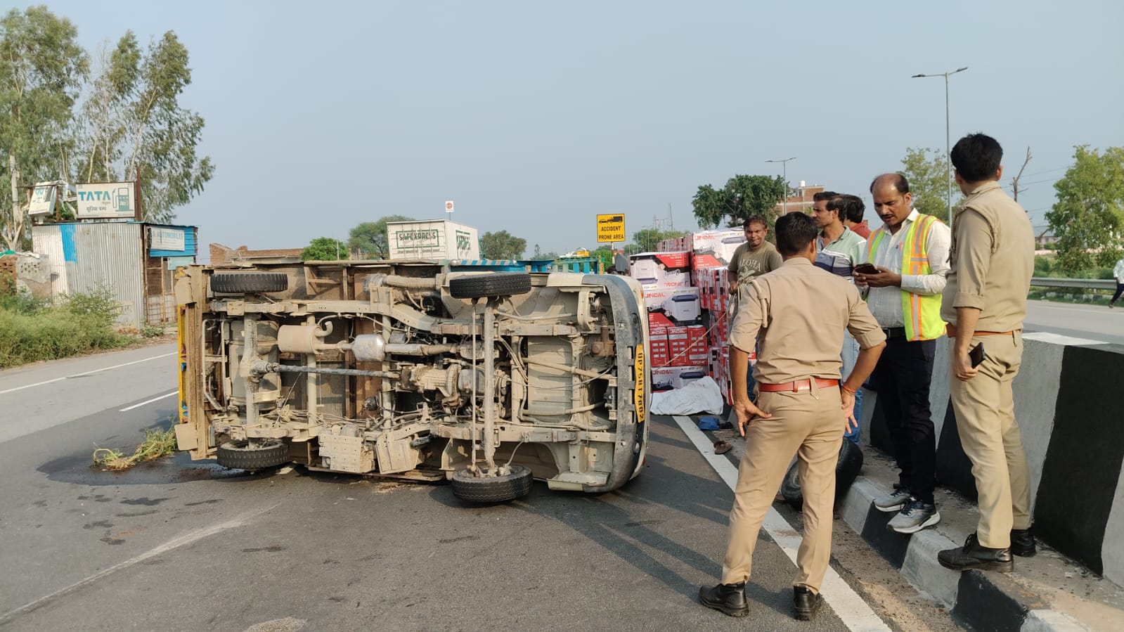 सरायमिठ्ठे के समीप सिक्सलेन हाईवे पर टायर फटने के बाद पलटा लोडर