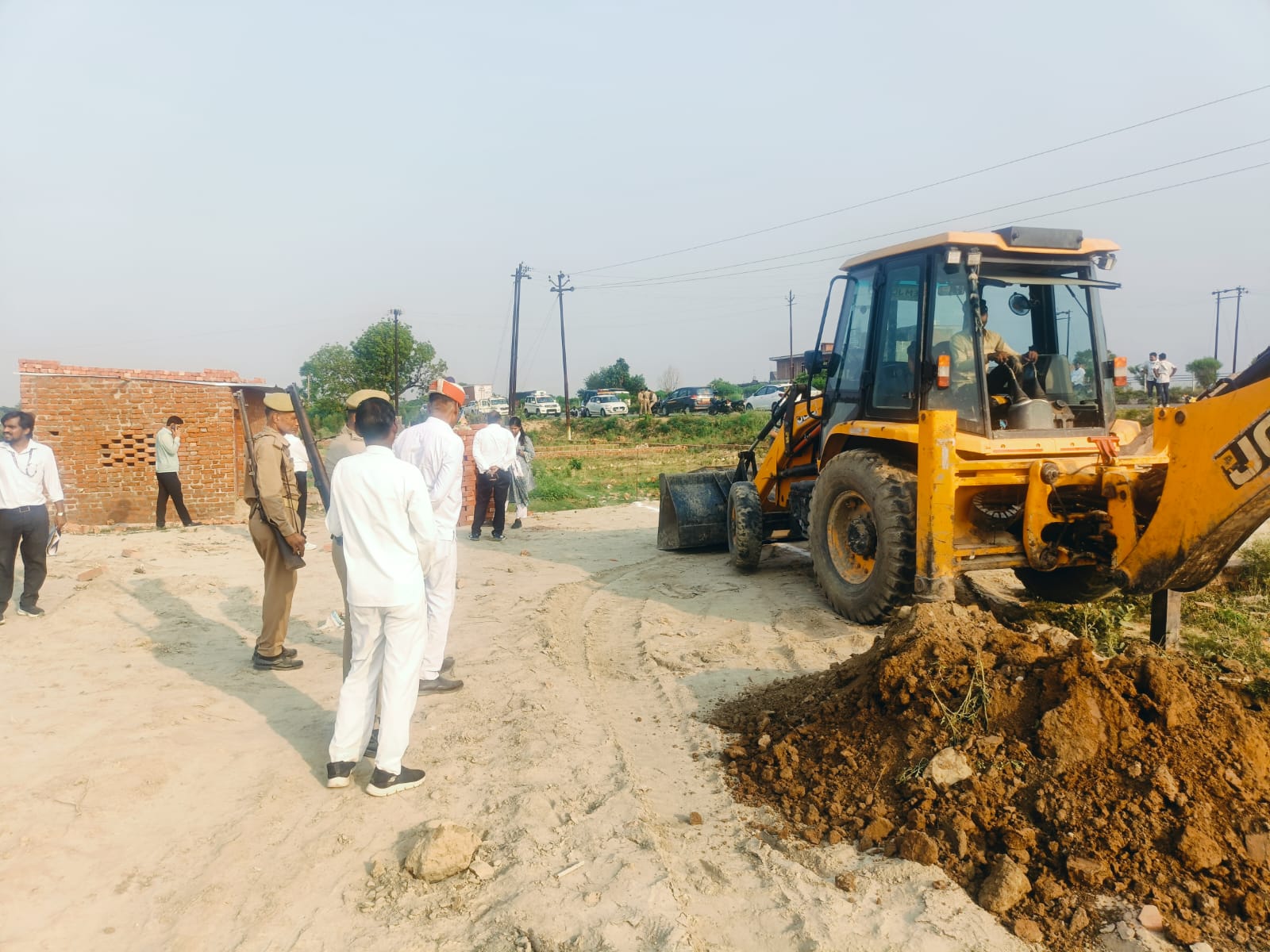 महेवा-बहेड़ा बॉर्डर पर प्रशासनिक अधिकारियों की मौजूदगी में नाली का सीमांकन एवं खुदाई कराते कर्मचारी।