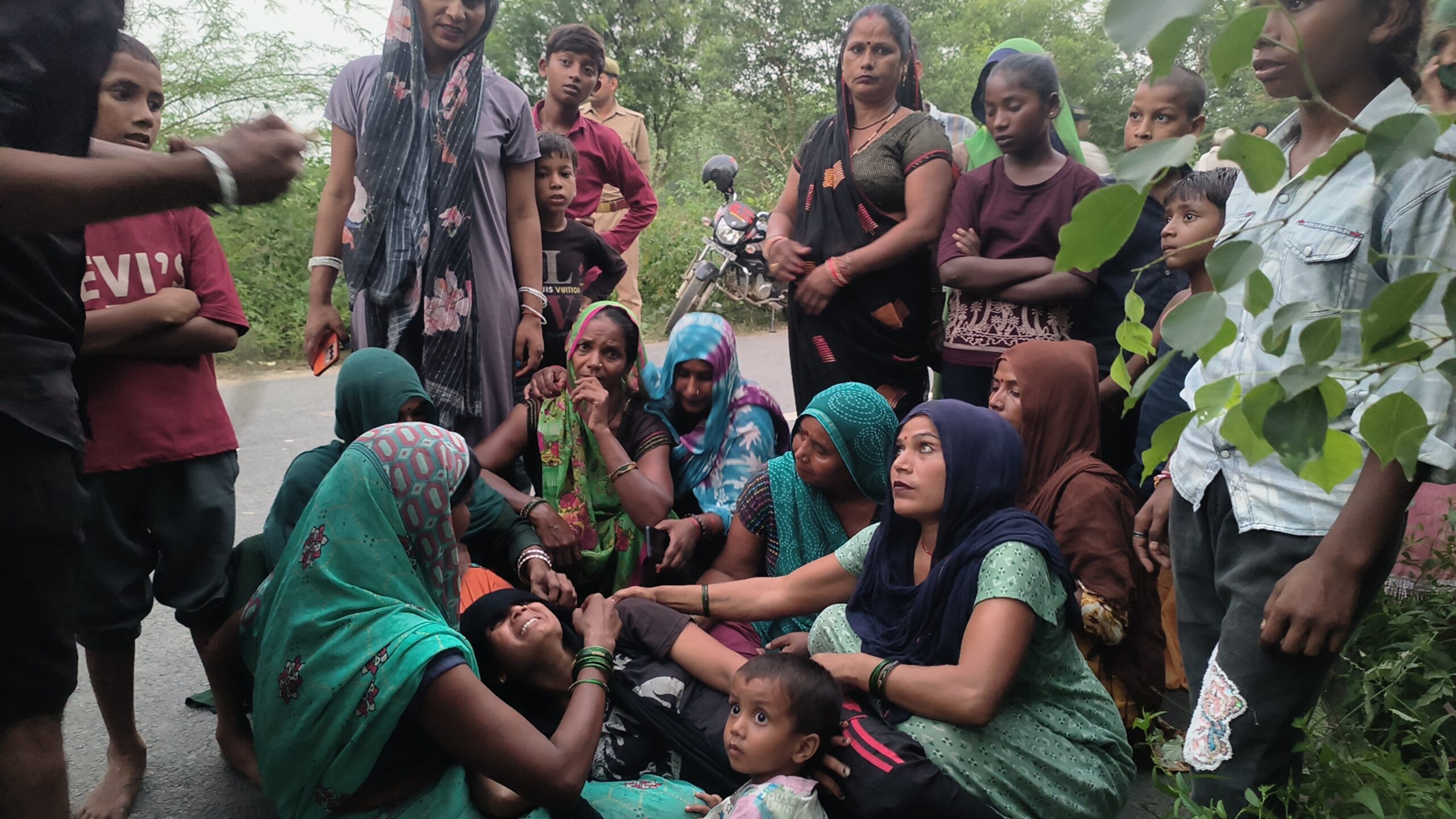 पति का शव फंदे पर लटका देख बेहोश होकर गिरी पत्नी
