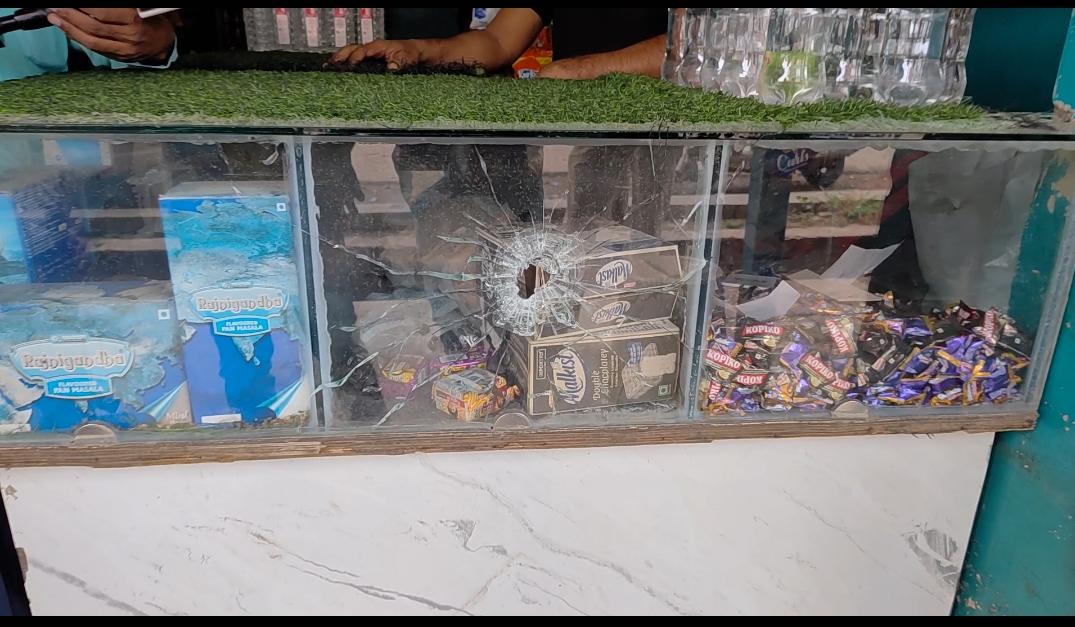 घटना पर गोली काउंटर के शीशे में लगे का निशान