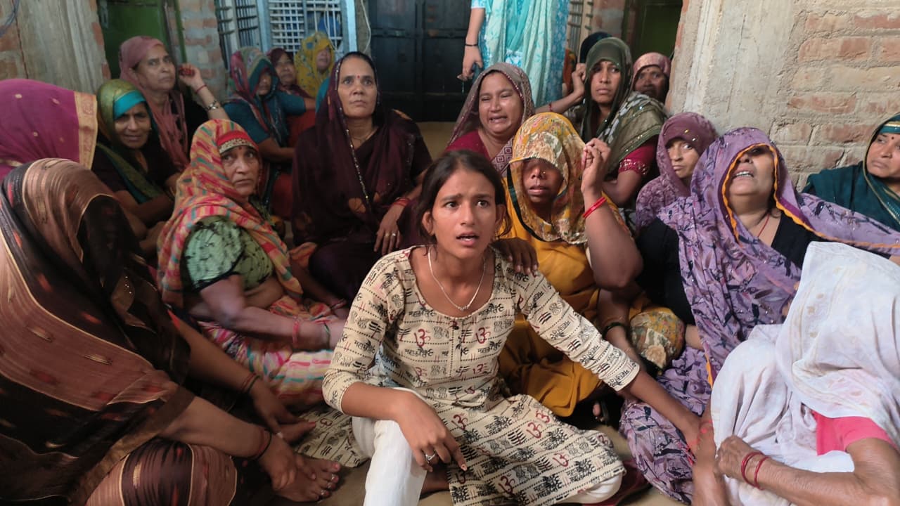 विशेष सिंह यादव की मौत के बाद शव के पास विलाप करते परिजन।